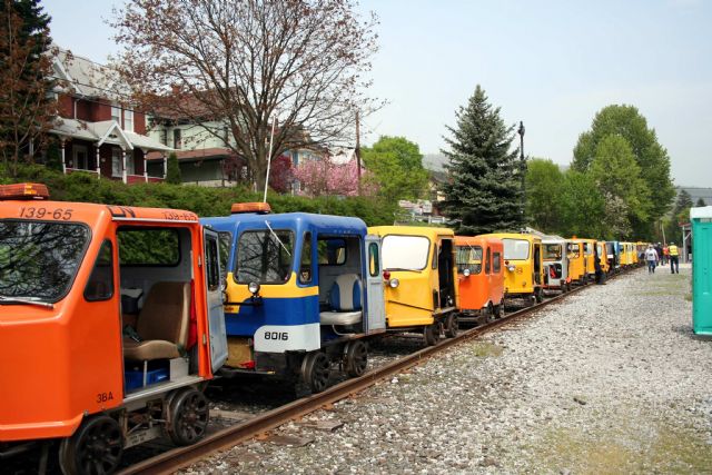 Cars at the Roaring Spring station.