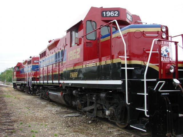 Nice paint on the motive power!