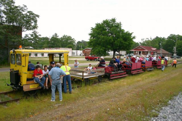 Passengers unload in Parkton NC and were treated to hotdogs, brotworst, homemade crout, chili, breads, cakes and cup ckaes.