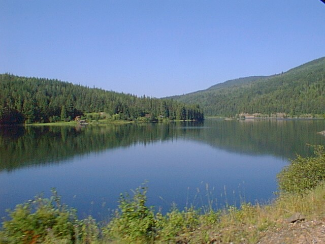 running along the Kootenay River west ........